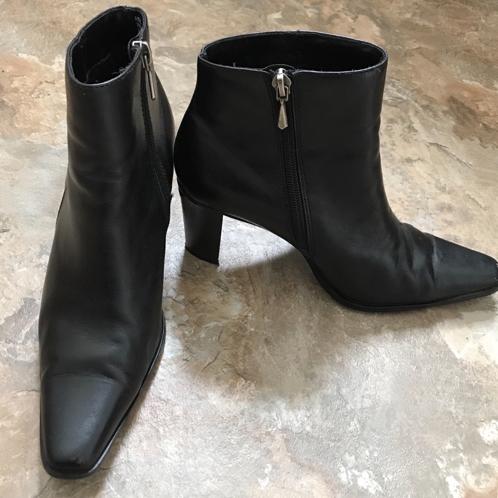 WHITE MOUNTAIN BLACK LEATHER ANKLE BOOTS